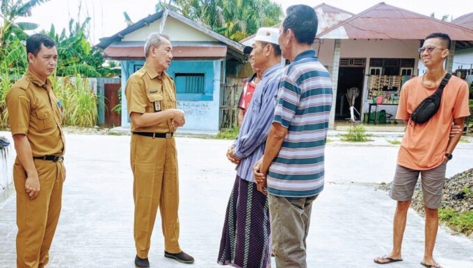 MENINJAU : Kadis PUPR Palangka Raya Arbert Tombak (dua dari kiri) saat mendengarkan kepuasan masyarakat Kelurahan Bukit Tunggal, tentang inovasi Betang Partisipatif yang ada di Jalan Buluh Merindu II, Palangka Raya, Selasa (5/12).