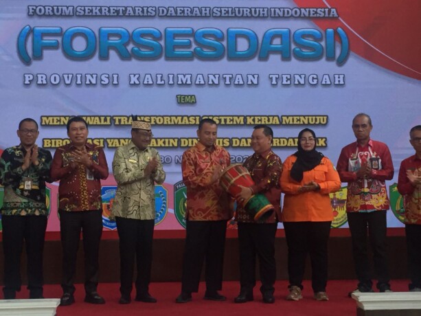 MEMBUKA: Bupati Kotim, Halikinnor saat menabuh gendang tanda dibukanya Rapat Komisariat Wilayah Forsesdasi di Aula Rujab Bupati Kotim, Kamis (30/11/23). ( FOTO : RUSLI/KALTENG POS )