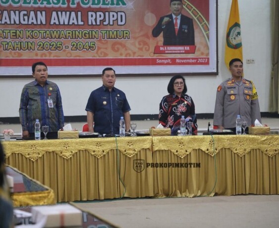 HADIRI: Bupati Kotim Halikinnor menghadiri sekaligus membuka forum Konsultasi Publik Rancangan Awal RPJPD Kabupaten Kotim Tahun 2025-2045, belum lama ini. ( FOTO : PROKOPIM UNTUK KALTENG POS )