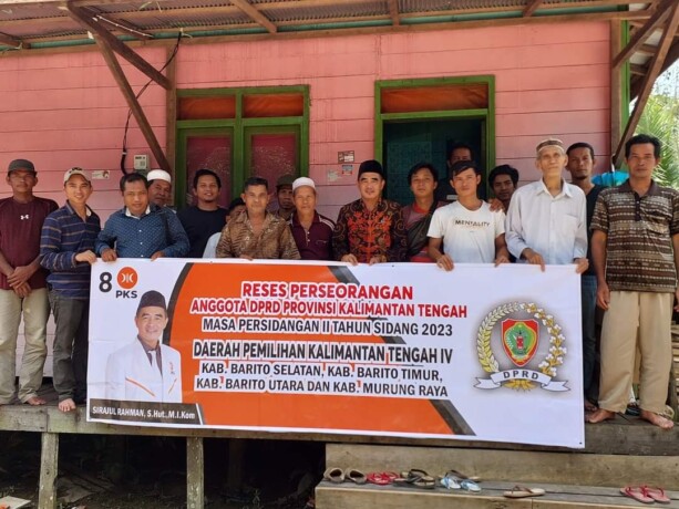 RESES: Anggota DPRD Kalteng Dapil IV, Sirajul Rahman foto bersama masyarakat saat reses perseorangan ke Desa Sungai Gula, Kecamatan Permata Intan, Kabupaten Murung Raya, beberapa waktu yang lalu.( FOTO : ISTIMEWA )