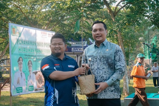 PEDULI: Main Dealer area Kalselteng PT. Surya Timur Sakti Jatim (PT. STSJ) berpartisipasi dalam acara “Penanaman 1000 Pohon Hijaukan Banjarbaru”. Manager Servis Area Kalselteng, Yandi bersama Wali Kota Banjarbaru, H. Aditya Mufti Ariffin.