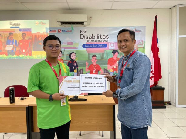 Penyerahan voucher belanja dan uang tunai dari Branch Manager cabang Banjarmasin Supriyanto kepada salah satu peserta Hari Disabilitas Internasional Muhammad Supian Noor sebagai salah satu karyawan terbaik tahun 2023 Bertempat di kantor Alfamart cabang Ba