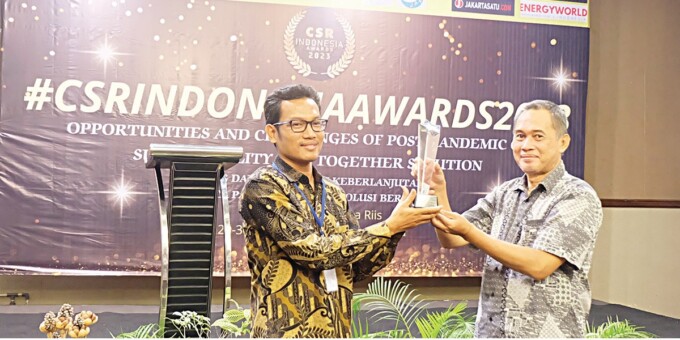 BANGGA: Manager DCSR SSMS Abdur Rohman ketika menerima penghargaan CSR Award, di Yogyakarta, beberapa waktu lalu.