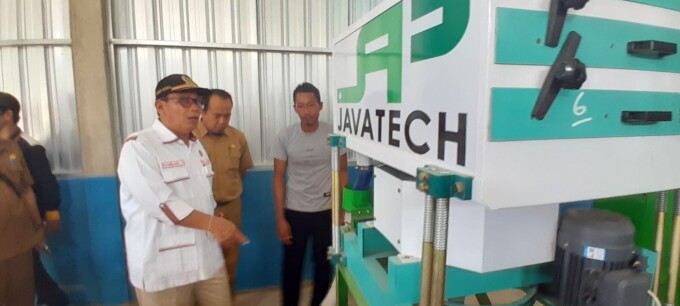 SUPORT PETANI: Waket II DPRD Kobar Bambang Suherman ketika melihat secara langsung penggilangan padi di Desa Pali Baru, Selasa (30/1). FOTO: SONY/KALTENG POS