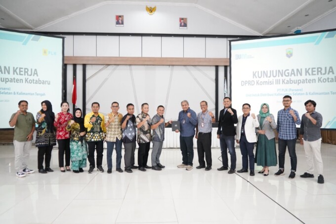 KEBERSAMAAN : Jajaran PLN UID Kalselteng dan Anggota Komisi III Kabupaten Kotabaru sebagai simbol sinergi dan kolaborasi dalam percepatan pemerataan pembangunan kelistrikan di Kabupaten Kotabaru.