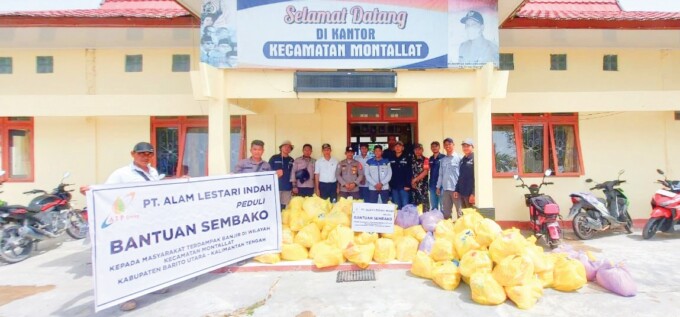 BUKTI PEDULI : Pihak PT Alam Lestari Indah saat menyerahkan bantuan bagi masyarakat terdampak banjir, di Kantor Kecamatan Motallat dan Kantor Kecamatan Tewah Baru, beberapa waktu lalu.