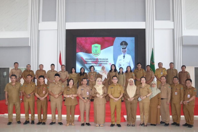 Pj Bupati Pulang Pisau Hj Nunu Andriani dan kepala perangkat daerah seusai penandatanganan perjanjian kinerja dan pakta integritas di Aula Banama Tingang, Senin (29/1).//DISKOMINFO PULANG PISAU