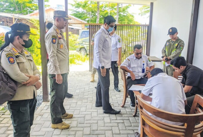 MENJALANKAN TUGAS : Kabid Binmas Satpol PP Palangka Raya Meri Kristin AP MAP dan Kabid Tibumtranmas Ginanjar Adi Nugroho S STP MSi mendampingi pihak BPPRD Palangka Raya yang dipimpin Kabid Pengawasan dan Pengendalian Andrew saat melakukan pengawasan pajak