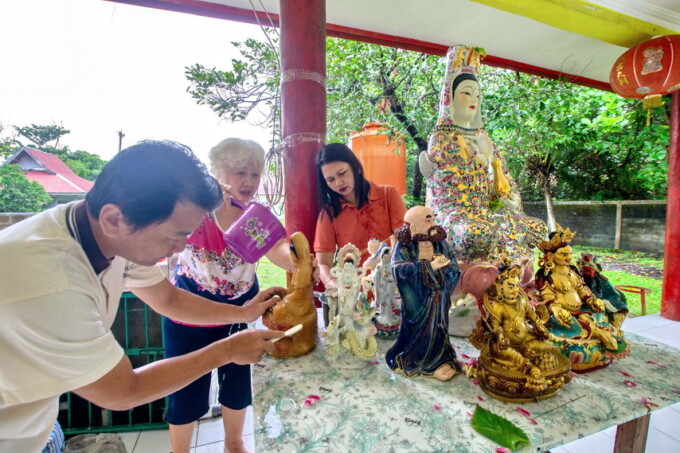 BERSOLEK: Sejumlah orang melakukan pembersihan Vihara Avalokitesvara di Jalan Tjilik Riwut Km 9,5 Palangka Raya, Minggu (28/1). FOTO: ARIEF PRATHAMA/KALTENG POS
