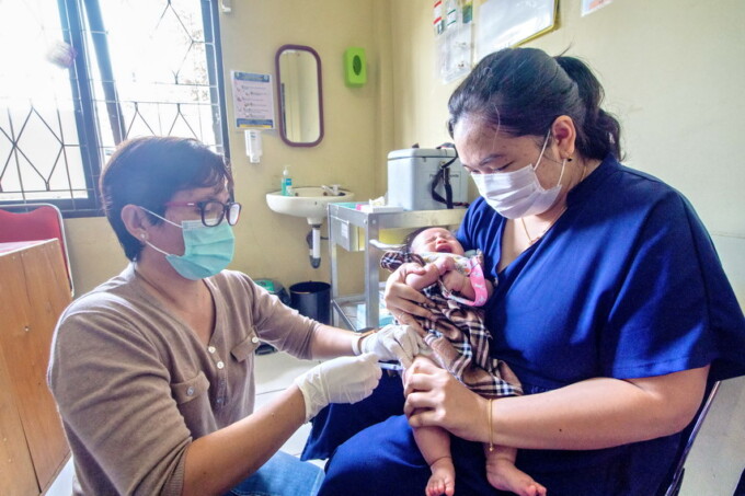PERKUAT IMUN: Perawat ketika memberikan imunisasi kepada bayi di Puskesmas Bukit Hindu, Palangka Raya. Khusus untuk vaksin DPT terjadi kekosongan di seluruh Puskesmas. FOTO: AREIF PRATHAMA/KALTENG POS