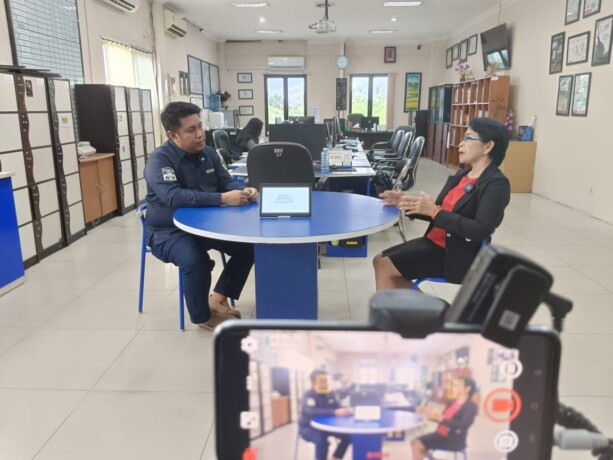 SIAP BERJUANG: Ermina S.Pd., M.M. menjelaskan alasannya maju sebagai wakil rakyat dapil IV DPRD Kalteng dalam acara Podcast Ruang Redaksi Kalteng Pos, Sabtu (3/2). FOTO: ERIK/KALTENG POS