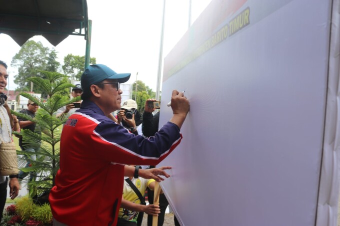 SEMANGAT: Pj Bupati Bartim Indra Gunawan membubuhkan tandatangan diikuti para unsur Forkopimda sebagai komitmen untuk mendukung Deklarasi Damai Pemilu 2024.