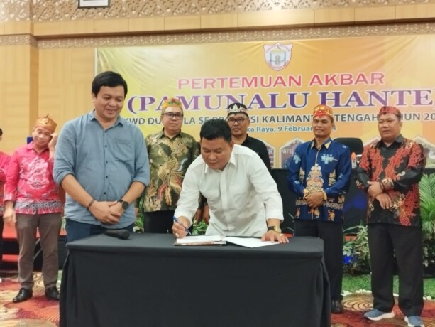 DEKLARASI: Pengurus KWD Dusmala mendeklarasikan pembentukan Keluarga Dayak Dusmala-TBM. Bias Layar SH MH didapuk sebagai ketua dalam deklarasi yang dilaksanakan Ballroom Aquarius Hotel, Palangka Raya, Jumat (9/11). FOTO: IRPAN JURAYZ/KALTENG POS