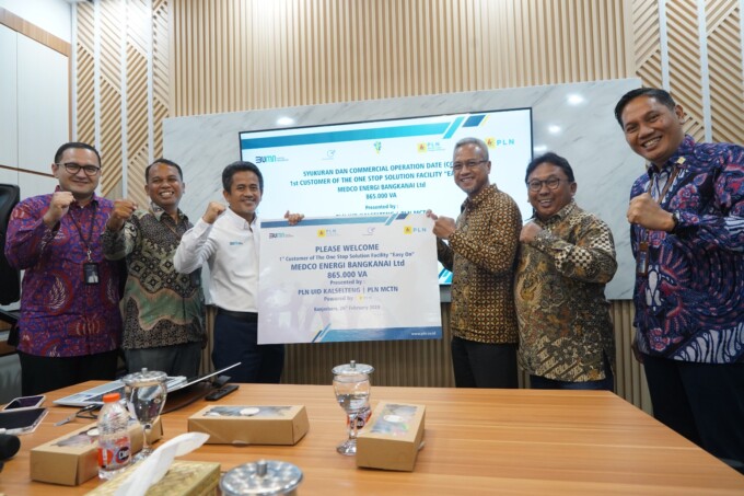 KEBERSAMAAN : Perwakilan PLN Pusat M Ryfki Rahman, Manager Perencanaan Korporat dan Pengembangan Bisnis Ambar Wisnubroto, General Manager PLN UID Kalselteng Muhammad Joharifin foto bersama General Manager Medco Energi Bangkanai Ltd Luki Tjahyadi, Senior M