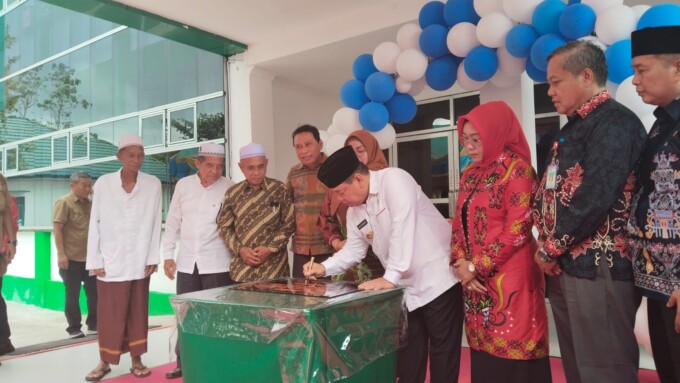 PERESMIAN: Bupati Kotim H Halikinnor meresmikan gedung Puskesmas baru di Kecamatan Kota Besi, Jumat (2/2).