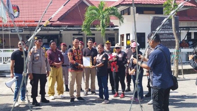 DUKUNGAN : Agatis menyerahkan poin-poin pernyataan sikap kepada Ketua KPU Provinsi Kalteng Sastriadi di Kantor KPU Kalteng, Kamis (29/2).  foto: IRPAN JURAYZ/KALTENG POS
