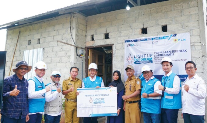 KEBERSAMAAN : Jajaran manajemen PT PLN (Persero) UID Kalselteng dipimpin GM Muhammad Joharifin bersama jajaran pemerintah daerah foto bersama saat penyalaan serentak 108 rumah tangga kurang mampu se Kalselteng di Cindai Alus, Kabupaten Banjar, Kalimantan