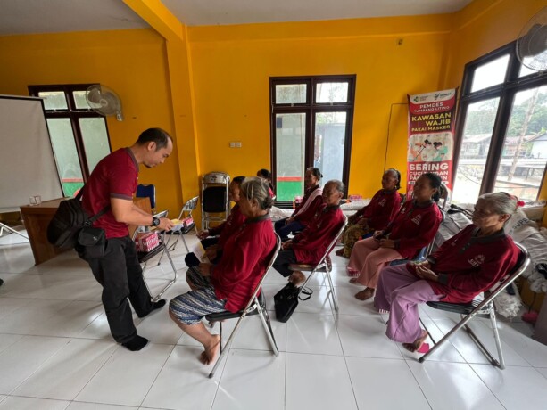 EDUKASI : Pengabdian Masyarakat di Desa Tumbang Liting oleh Dosen Poltekkes Kemenkes Palangka Raya terkait edukasi kesehatan bagi perawatan lansia hipertensi secara mandiri, beberapa waktu lalu. FOTO DOKUMEN