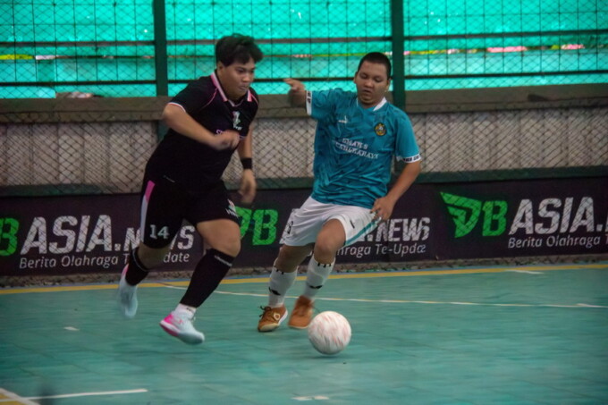 BERSAING KETAT: Pemain Smada Berkah merebut bola dengan pemain Smala Wonderkid dalam lanjutan babak penyisihan Grup A Liga Futsal Kalteng Pos di GOR Family Futsal, kemarin (2/2). FOTO: ARIEF PRATHAMA/KALTENG POS