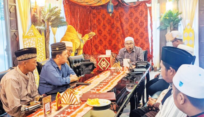 BERBINCANG : Dirut PT Kamilah Berkat Guru H Muhammad Zulfan Effendi saat menjelaskan tentang biro perjalanan haji dan umrah kepada para tokoh ulama dan masyarakat, Jumat (9/2).