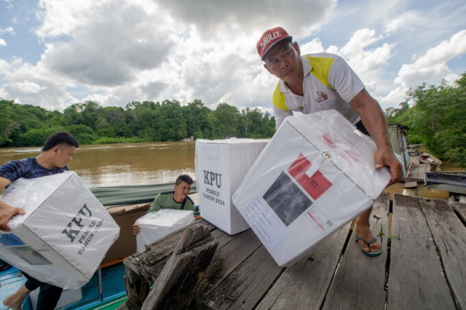 KAWAL LOGISTIK: Petugas mengangkut logistik dari jalur sungai menuju Kelurahan Bukit Sua dan Mungku Baru Kecamatan Rakumpit, kemarin (13/2). FOTO: ARIEF PRATHAMA/KALTENG POS