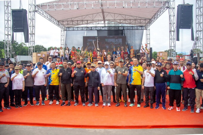 PEMILU DAMAI: Gubernur Kalteng H Sugianto Sabran bersama penyelenggara pemilu, forkopimda, dan pengurus parpol melaksanakan deklarasi pemilu damai di Bundaran Besar, Palangka Raya, Minggu (4/1). FOTO: ARIEF PRATHAMA/KALTENG POS