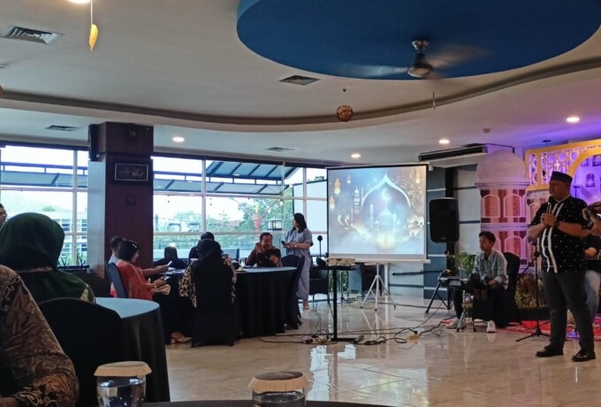SEBELUM MENIKMATI HIDANGAN : General Manager Hotel Neo Palangka Raya Prima Firmana menjelaskan promo-promo dan menu kuliner saat corporate gathering yang diselenggarakan Neo Hotel.