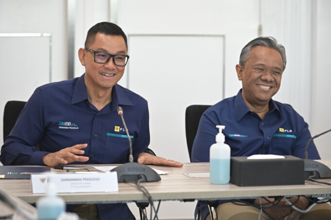 SAMBUTAN : Direktur Utama PLN Darmawan Prasodjo (kiri) didampingi Direktur Legal dan Manajemen Human Capital PLN Yusuf Didi Setiarto (kanan) pada acara penyerahan keputusan RUPS terkait pemberhentian dan pengangkatan Komisaris PLN di Kantor Kementerian BU
