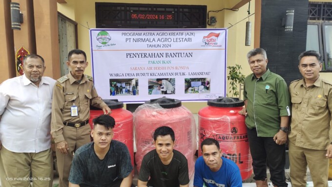HUMAS UNTUK KALTENG POS SECARA SIMBOLIS : Perwakilan PT Nal saat menyerahkan bantuan sarana air bersih kepada Pemerintah Desa Bunut, di Kantor Desa Bunut.