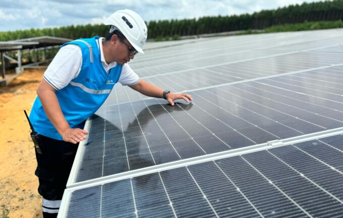 MENJALANKAN TUGAS : Petugas PLN Nusantara Power mengecek panel surya di PLTS IKN.