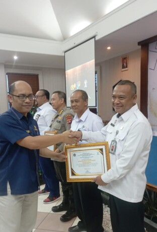 MENERIMA PENGHARGAAN : Kepala Divisi Administrasi Joko Martanto mewakili Kepala Kantor Wilayah Kemenkumham Kalteng Hendra Ekaputra menghadiri kegiatan stakeholder day Tahun 2024 di Aula Kanwil Ditjen Perbendaharaan Provinsi Kalimantan Tengah, Rabu (06/03/