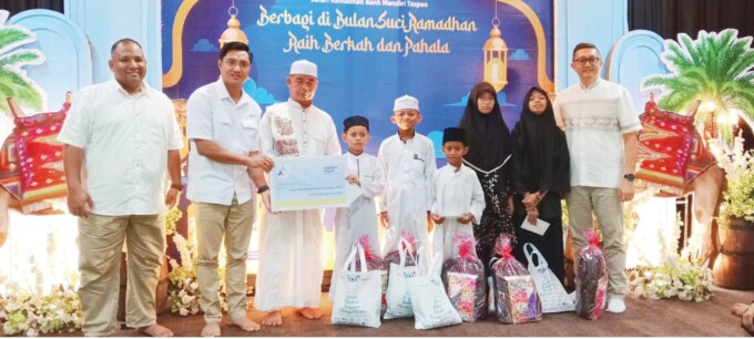BERBAGI : Kepala Kantor Cabang PT Bank Mandiri Taspen Palangka Raya Raldo Caesar dan Distribution Head 8 Kalimantan I Gede Mas Istawan foto bersama anak-anak Panti Asuhan di Kantor PT Bank Mandiri Taspen Kacab Palangka Raya, Selasa (26/3).