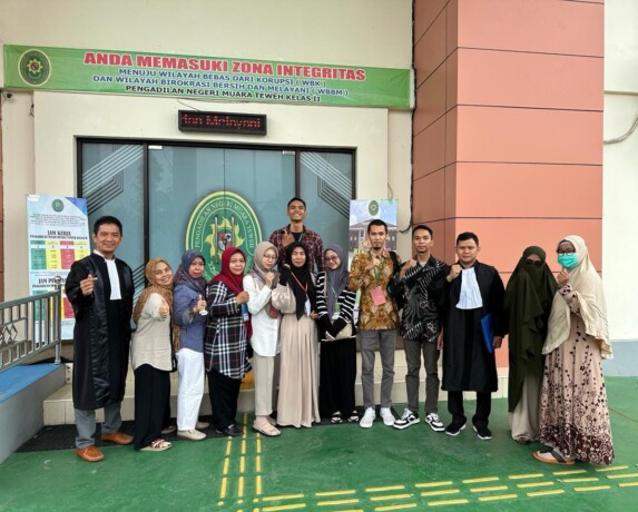 Habibullah (kemeja hitam) bersama kuasa hukum dan keluarga.