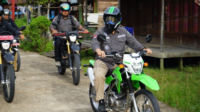 KUNJUNGAN: Penjabat Bupati Barito Selatan Deddy Winarwan didampingi sejumlah kepala perangkat daerah saat kunjungan ke desa menggunakan sepeda motor, beberapa waktu lalu.