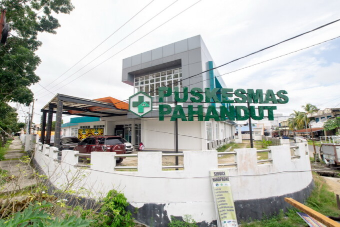 FASILTAS KESEHATAN: Bangunan Pusekesmas Pahandut berdiri kokoh di Jalan Darmo Sugondo, Palangka Raya, kemarin (19/3). FOTO: ARIEF PRATHAMA/KALTENG POS