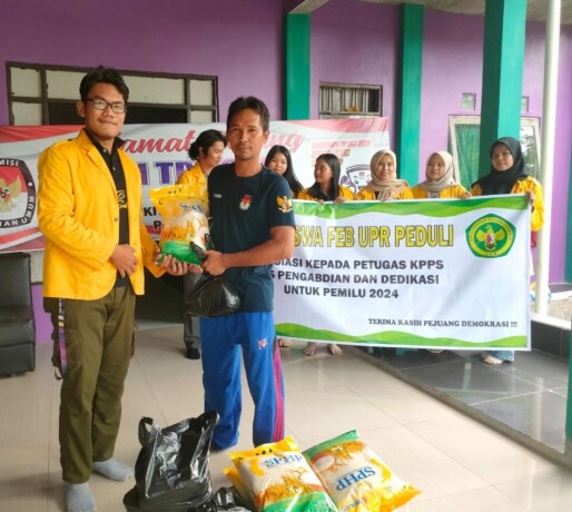 Mahasiwa FEB UPR  Ahmad Maulana Afrizal didampingi delapan mahasiswa lain menyalurkan bantuan kepada anggota KPPS 38 Jalan Hiu Putih X Ikhsan Maulana.