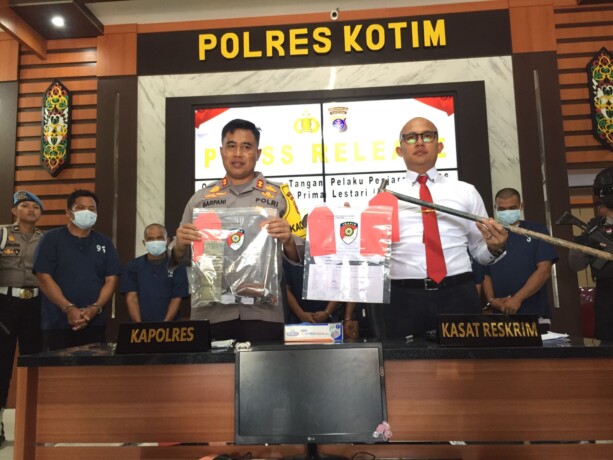 TANGKAP PENJARAH: Kapolres Kotim AKBP Sarpani saat jumpa pers dengan awak media terkait penangkapan terhadap tujuh pelaku penjarahan TBS di PT AKPL, Senin (15/4). FOTO: BAHRI/KALTENG POS