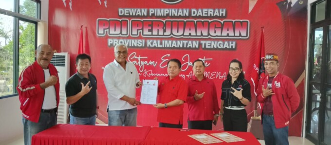 DAFTAR CALON BUPATI: HM Wiyatno menyerahkan dokumen pendaftaran sebagai Cabup Kapuas yang diterima oleh Sekretaris DPD PDIP Kalteng Sigit K Yunianto di Kantor PDIP, kemarin (16/4). FOTO: PDIP UNTUK KALTENG POS