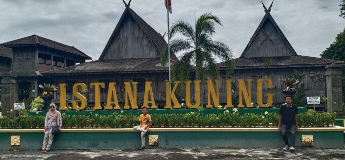 WISATA SEJARAH: Istana Kuning di Pangkalan Bun dikunjungi banyak wisatawan pada momen libur Lebaran 2024. FOTO: ILHAM ROMADHONA/KALTENG POS
