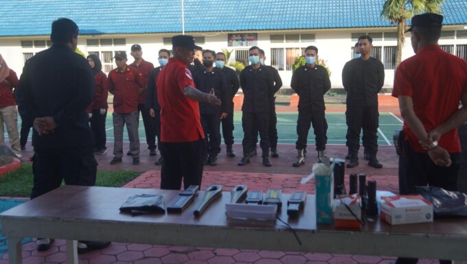 HASIL PENGGELEDAHAN : Petugas ketika menemukan beberapa benda yang dilarang atau berbahaya.