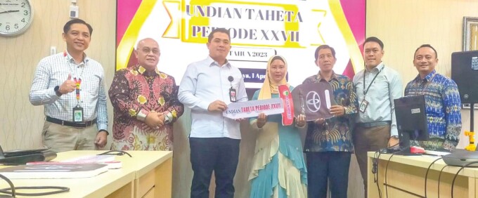 SECARA SIMBOLIS : Pjs PT Bank Kalteng Marzuki (tiga dari kiri) menyerahkan replika kunci mobil kepada pemenang undian Taheta, di Kantor Bank Kalteng, Senin (1/4).