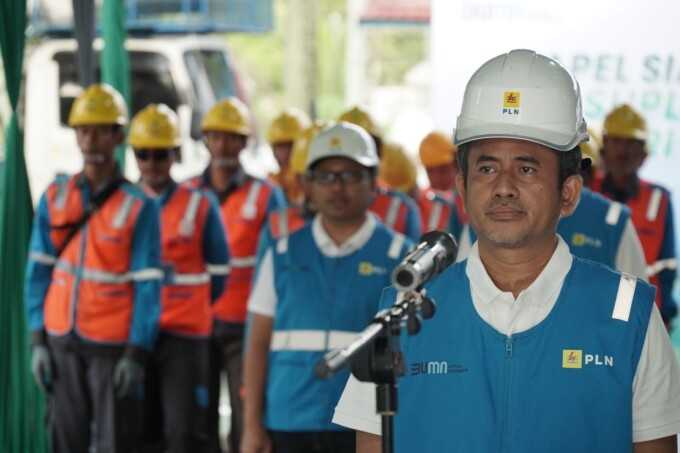 SECARA DARING : General Manager PLN UID Kalselteng Muhammad Joharifin beserta personel Gabungan saat mengikuti kegiatan Apel Siaga Kelistrikan Idulfitri 1445 PLN se Indonesia di Banjarbaru, Kalimantan Selatan, Sabtu (6/4/2024).
