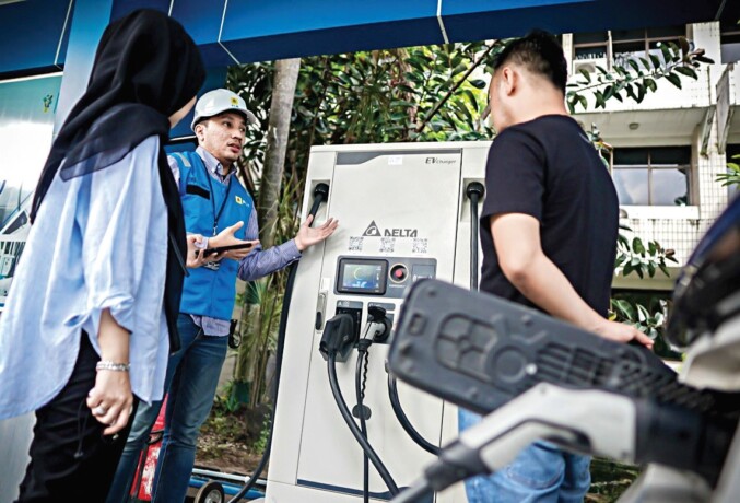MENJALANKAN TUGAS: Petugas PLN saat menjelaskan fasilitas pengisian daya kendaraan listrik kepada pengguna di SPKLU yang berada di Kantor PLN UID Kalselteng, Banjarbaru Kalimantan Selatan, belum lama ini.
