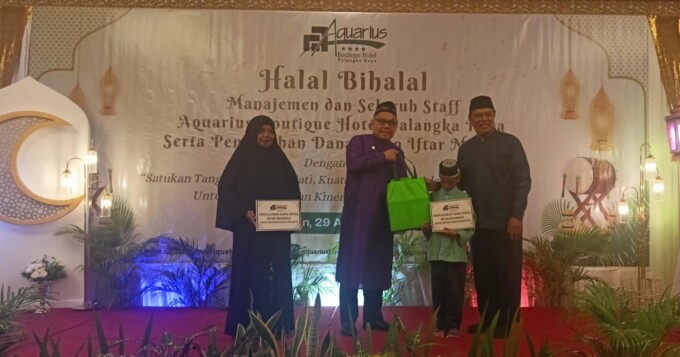 BERBAGI : Corporate GM Aquarius Boutique Hotel Palangka Raya Bayu Andi Bawono saat menyerahkan infaq iftar madinah kepada dua pengurus panti asuhan di Palace Ballroom, Senin (29/04/2024).