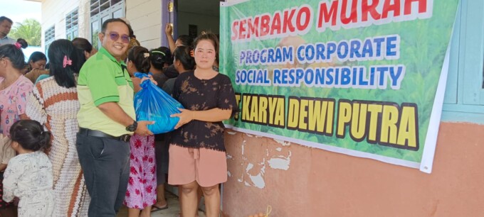 SERAH TERIMA : Perwakilan CSR PT KDP Beswendri ketika menyerahkan sembako murah kepada masyarakat desa.