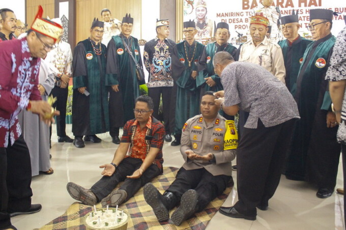 SIDANG ADAT: Perwakilan PT HMBP Gusti Nyoman Senarabawa dan Kapolres Seruyan AKBP Priyo Purwanto saat prosesi sidang perdamaian adat di Gedung Aula Center Hindu Kaharingan, Jalan Tambun Bungai, Palangka Raya, Jumat (19/4).  ARIEF PRATHAMA/KALTENG POS