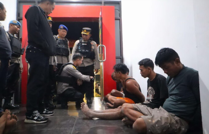 PELAKU KEJAHATAN: Pelaku pencurian sawit dan barbuk diamankan aparat di Mapolres Kobar, Jumat (3/5).