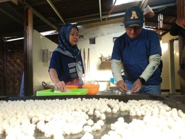 WISATA UMKM: Kepala KPwBI Kalteng Taufik Saleh saat membuat rengginang di UMKM Yatin, sekitar Borobudur, Kabupaten Magelang, Jumat (3/5). FOTO: AZUBA/KALTENG POS