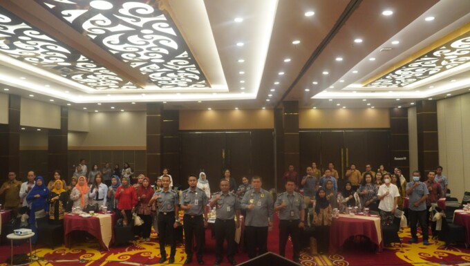 KEBERSAMAAN : Jajaran Kanwil Kemenkumham Kalteng foto bersama peserta ketika sosialisasi layanan pendaftaran perseroan perorangan, Senin (13/05/2024).