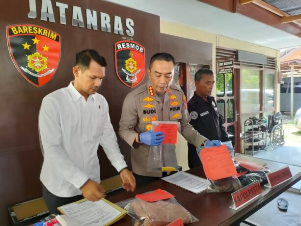 UNGKAP KASUS: Kapolresta Palangka Raya Kombes Pol Budi Santosa (tengah) menggelar rilis kasus pembunuhan di mapolresta, Kamis (16/5). FOTO: IRPAN JURAYZ/KALTENG POS
